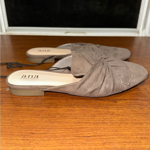 A.n.a Women’s Shadow Taupe Brown Faux Leather Ruched Knot Mules Size 7.5M NWOT - Picture 2 of 5